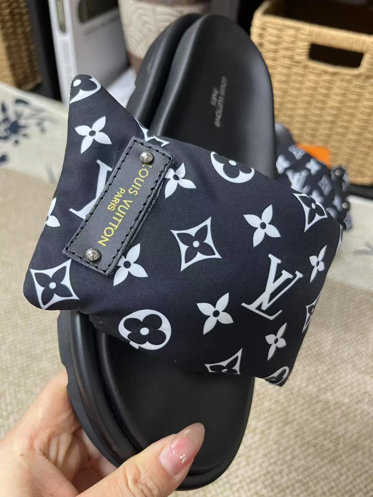P340 yuan LV Louis Vuitton Full of high-end feel! A popular model among bloggers at home and abroad, it’s retro and fashionable, and looks stunning on your feet! Mainly recommended model on the official website★ ━━━━━ ЅᏇєєt ━━━━━ ▪️Upper: original calfskin ➕5D printing process ▪️Inner: imported mixed sheepskin ▪️Outsole: original molded foam outsole ▪️Size: Female 35-40 Men's 39-44 (women's 41 men's 45)